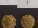 deux pièces d'or posées l'une à côté de l'autre sur une feuille de papier