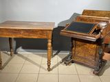 deux bureaux en bois sur lesquels est posé un petit tableau noir