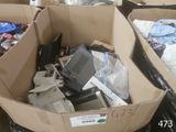 une boîte en carton remplie d'appareils électroniques et d'autres objets