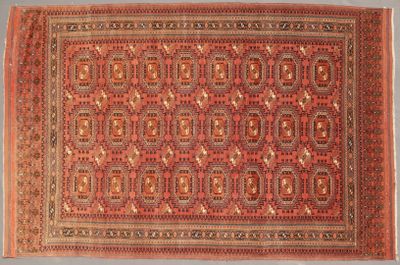 un tapis rouge et marron avec un motif dessus