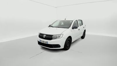 Une voiture blanche est garée dans une pièce blanche au sol blanc.
