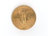 une pièce d'or représentant un ange sur un fond blanc