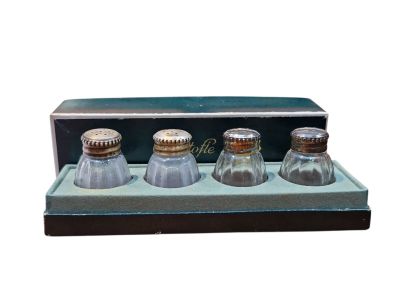 CHRISTOFLE, 4 salerons en verre et métal argenté (usures) Da…