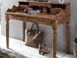 un bureau en bois sur lequel est posé un sac, avec un miroir au-dessus