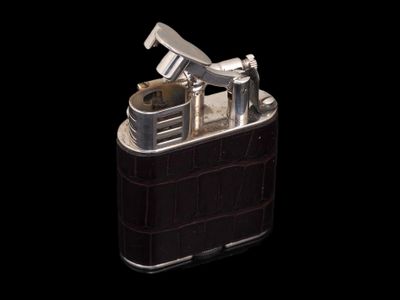un briquet posé sur une table