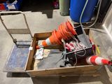 un petit chariot contenant tout un tas d'objets