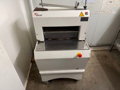 une machine qui se trouve dans le coin d'une pièce
