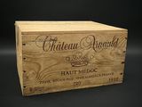 une image représentant une boîte en bois sur laquelle figure une étiquette de vin