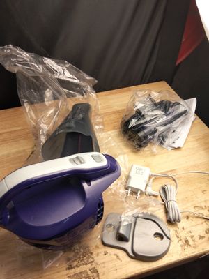 un aspirateur posé sur une table en bois