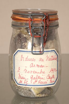 un bocal muni d'une étiquette, posé sur une table