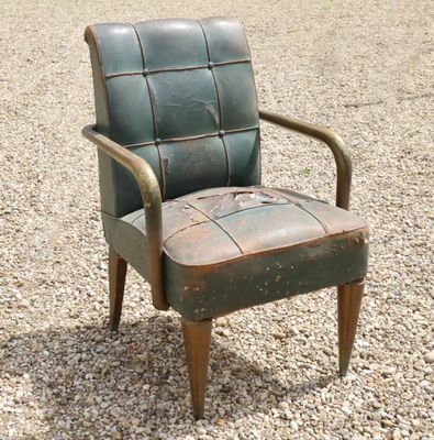 une chaise posée sur un sol en gravier