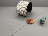trois bijoux posés sur une table l'un à côté de l'autre