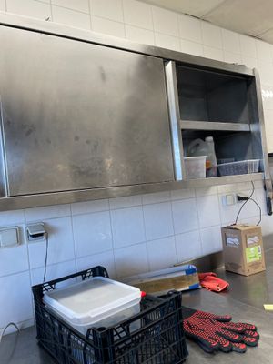une cuisine avec des placards et des plans de travail en acier inoxydable