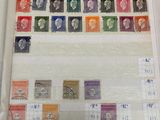 un livre ouvert, couvert de timbres, posé sur une table
