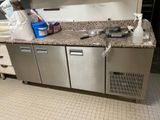 une photo d'une cuisine équipée d'appareils électroménagers et de plans de travail en inox