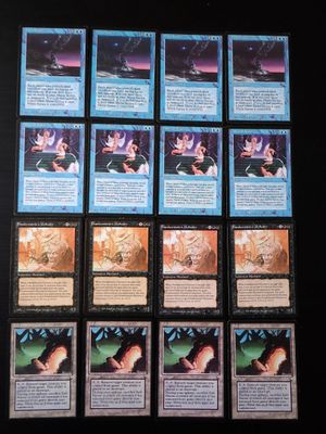 les cartes sont posées sur une table noire avec un fond noir