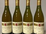 trois bouteilles de vin blanc sont alignées sur une table