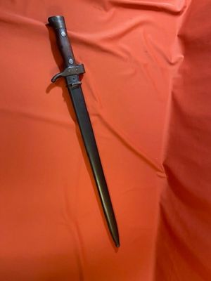 un couteau posé sur une feuille orange