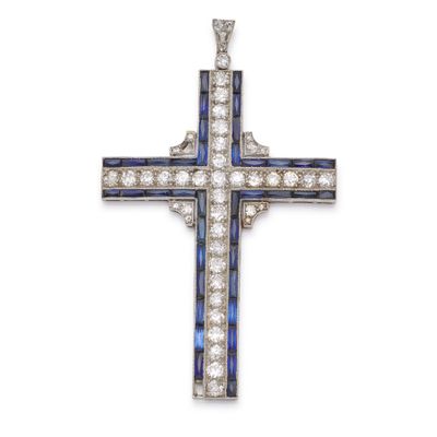 un pendentif en forme de croix, orné de diamants et de saphirs