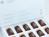 une image représentant une boîte contenant de petits pots de conserve