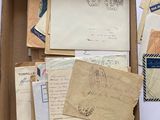 une boîte remplie de lettres et d'enveloppes posée sur une table