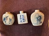 trois petits vases posés sur une table
