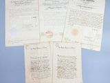 un lot de cinq vieux papiers comportant des inscriptions sur fond bleu