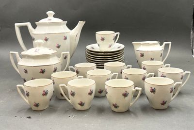 beaucoup de tasses et de soucoupes posées sur la table