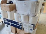 de nombreux rouleaux de papier toilette sur une palette dans un entrepôt