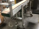 une photo d'un tapis roulant dans une usine