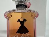 une image représentant un flacon de parfum orné d'une robe noire