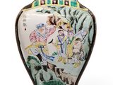un vase avec un tableau posé sur une table