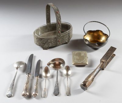 de nombreux types d'argenterie différents et de l'argenterie sur la table