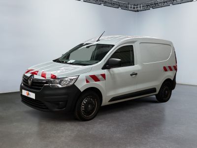 une camionnette blanche à bandes rouges garée dans une pièce