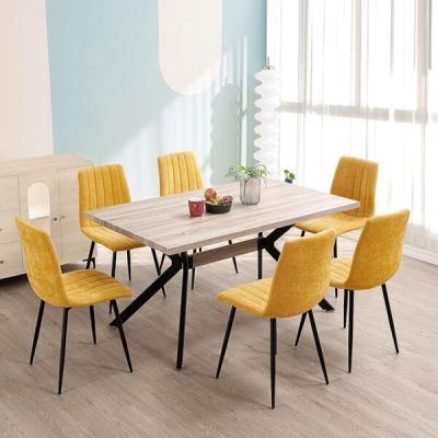 des chaises jaunes et une table blanche dans une pièce aux murs bleus