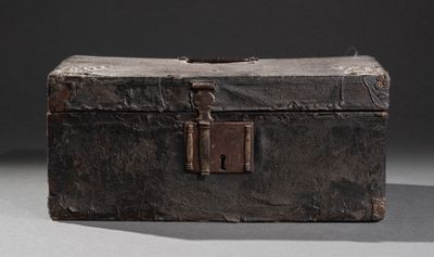 une vieille boîte en bois munie d'un cadenas