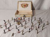 tout un tas de figurines qui traînent dans une boîte