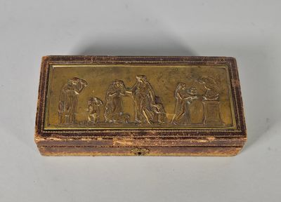 une boîte plaquée or représentant un homme et une femme