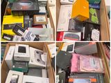 plusieurs photos d'une boîte remplie d'appareils électroniques et d'autres objets
