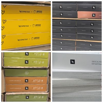 Plusieurs boîtes de différentes couleurs et tailles sont empilées les unes sur les autres
