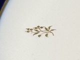 une assiette blanche ornée d'une fleur verte