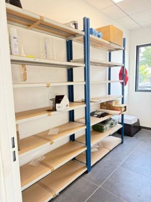 une pièce avec des étagères sur lesquelles sont posés de nombreux objets