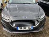 l'avant d'une Ford Mondeo grise garée sur un parking