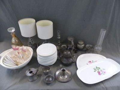 de nombreux types de plats et de tasses sur la table