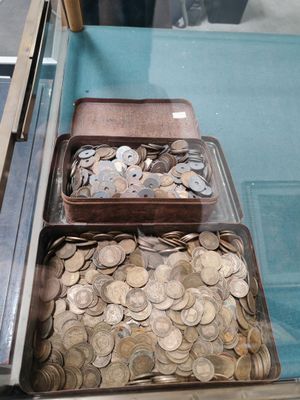 deux plateaux de pièces posés sur une table en verre