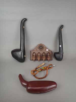 tout un tas de pipes de toutes sortes sur la table