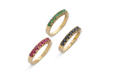 un lot de trois bagues en or ornées de pierres de différentes couleurs