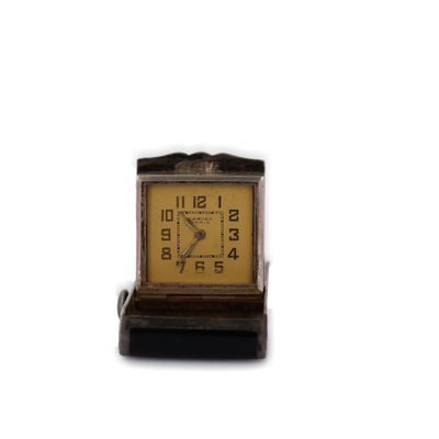 une petite horloge posée sur une table