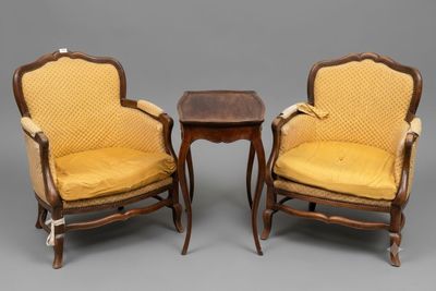 deux chaises et une table sur laquelle est posée une petite table