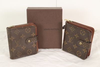Deux portefeuilles Louis Vuitton sont posés à côté d'une boîte
